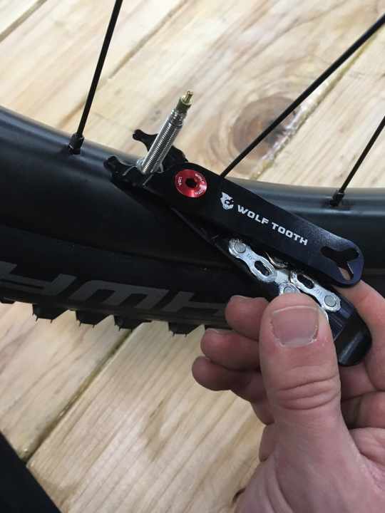   Tight-fitting valve nuts (e.g. tubeless valves) can be loosened more easily with the pliers.