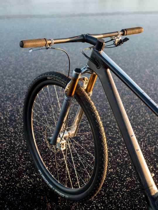   The suspension fork is a Fox 32 SC Factory, which has been tuned with parts from Hopp Carbon. Gullenholm also sanded and polished the fork by hand.