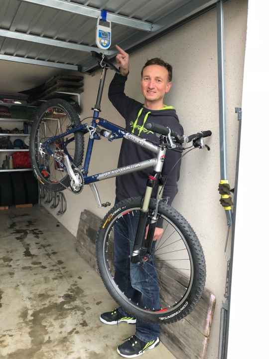   Stephan Huber   Ich besitze ein Rocky Mountain Element von 2001 mit fahrbereiten 10,78 kg Gewicht inklusive Pedalen. Durch das geringe Gewicht klettert das Rocky erstklassig jeden Berg hoch und macht auch in der Abfahrt Laune. Verglichen mit den Anschaffungspreisen heutiger Fullys war es ein Schnäppchen und bietet trotzdem alles was ich brauche. Ich kenne kein aktuelles Rad, welches auch nur annähernd so leicht wie mein Rocky ist, und keinen astronomischen Preis hat. Das Laufradchaos, wo es nicht nur um die Größe der Räder, sondern auch um die Breite geht, hat nicht nur negative Auswirkungen auf des Gewicht, sondern sicher auch auf den Preis der aktuellen Bikes. Ich als Käufer steige da aus und werde nicht 3000€ oder mehr für ein 08/15 Touren-Fully mit 14 kg (noch ohne Pedale!) ausgeben, denn ich will nicht zum Gewichtheben in die Berge, sondern zum Radfahren. Die aktuellen Touren-Fullys sind zu den (schweren) SUVs unter den Bikes geworden, obwohl viele Radfahrer effizienter mit der Kompaktklasse unterwegs wären. Mir ist bewusst, dass es auch abfahrtsorientierte Fahrer gibt, aber auch diese dürften kein Interesse an schweren Rädern haben.