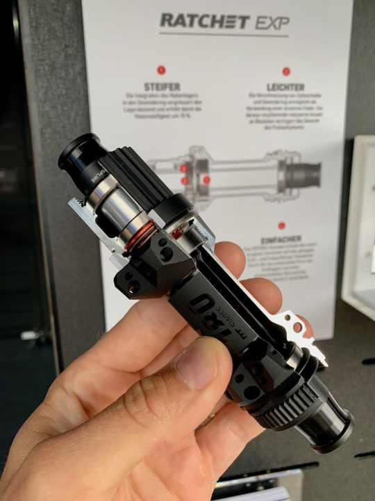   In 1994, DT Swiss developed its first own hub, the legendary DT Hügi. The Swiss company has now presented its latest innovation at the BIKE Festival on Lake Garda: the freehub <a href="https://www.dtswiss.com/de/produkte/naben-rws/naben/180-straightpull/" target="_blank" rel="noopener noreferrer nofollow">Ratchet EXP</a> . Thanks to the new system, the DT Swiss 180 hub should be lighter, allow stiffer wheels, work more precisely and be easier to maintain. The freehub system requires fewer individual parts than the previous technology.
