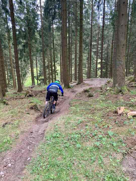 Statt glatt-geleckter Murmelbahnen: Die spaßigen Wurzel-Trails waren genau nach meinem Gusto, nur die Orientierung <a href="https://www.facebook.com/trailparkwinterberg/" target="_blank" rel="noopener noreferrer nofollow">Trailpark Winterberg</a> .empfand ich als nicht ganz einfach.