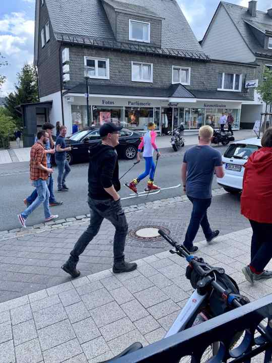 In kompletter Skimontur über die Hauptstraße? In Winterberg keine Seltenheit, aber doch nicht Ende Mai bei 19 Grad!