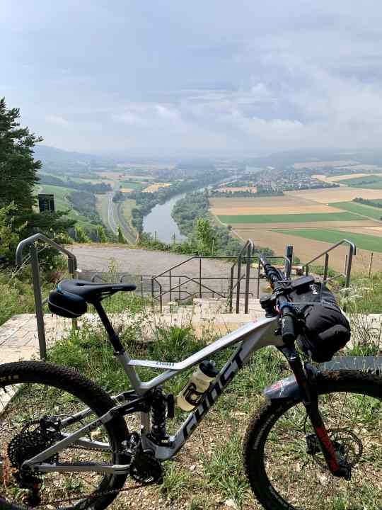 Auf den ersten Kilometern der langen Etappe über Himmelstadt.