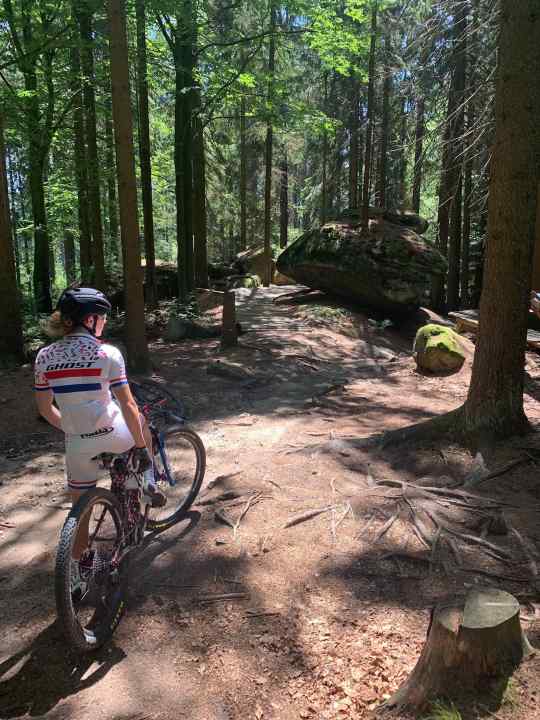 Die verblockten Bikepark-Pisten am Ochsenkopf mit dem Hardtail? Für die Worldcup-Siegerin von Andorra kein Problem.