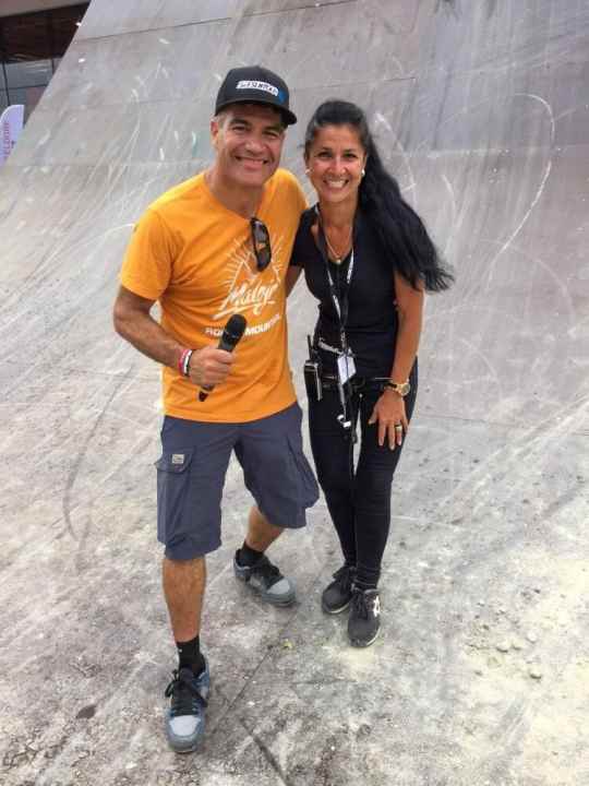   Durch den Job kennt Nathalie alle Stars der Freeride-Szene. Hier ist sie mit Frorider-Legende Brett Tippie zu sehen.