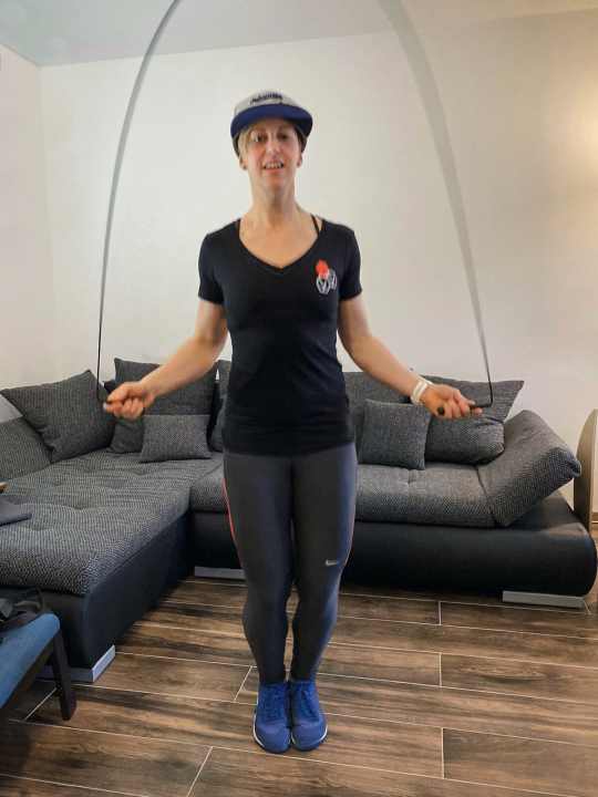   Um in Wurzelteppichen einen stabilen visuellen Horizont und damit den Fokus zu behalten, trainiert sie den „VOR“ (vestibulookulären Reflex). Der ist dafür zuständig, dass die Augen trotz Kopfbewegungen klare und präzise Informationen ans Gehirn weiterleiten können.