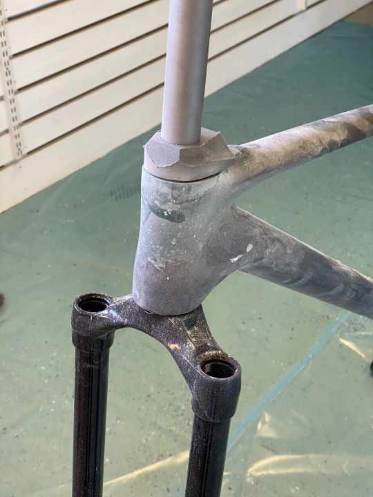   Hier wurde die Aluplatte bereits mit Carbon einlaminiert und an der Abdeckung getüftelt. 