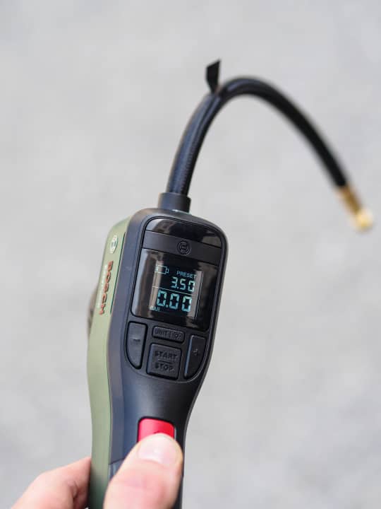   Filling an MTB tyre to 2 bar took us 1:55 minutes with the Bosch Easypump.