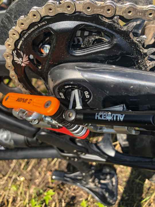 An 8 mm Allen key to retighten the crank is not usually found on the mini tool. The solution: two mini tools.