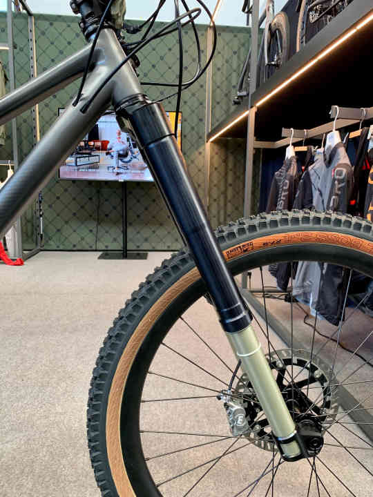   Satte 180 Millimeter Federweg stellt die Intend-Edge-Gabel an der Front zur Verfügung.