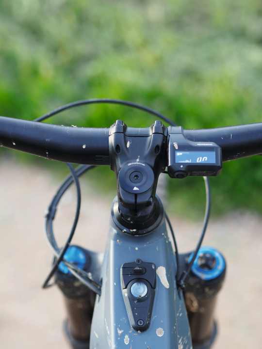   The display shows data such as: Radius, speed, battery indicator or kilometres travelled. Fun feature: the USB-C slot above the start button. For charging your smartphone, for example. 