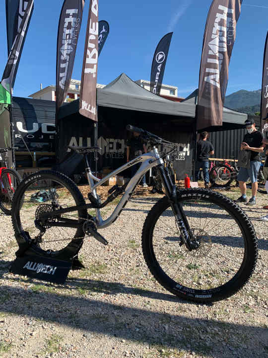 Completely new for 2022: The Fanes comes with 29er wheels for the first time, replacing the Tofane. The new geometry recipe is longer, flatter and smoother. The carbon rear triangle has remained the same.
