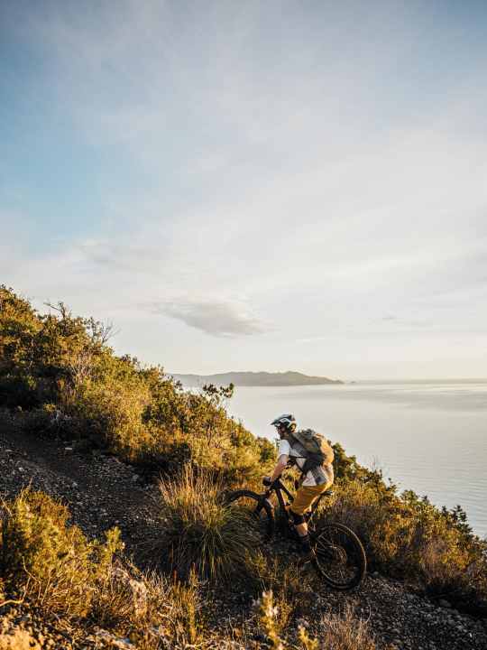 The trail spots in Tuscany range from the Apuan Alps to the beach at Piombino. The best way to combine the spots shown in our area guide with a road trip. Page 6