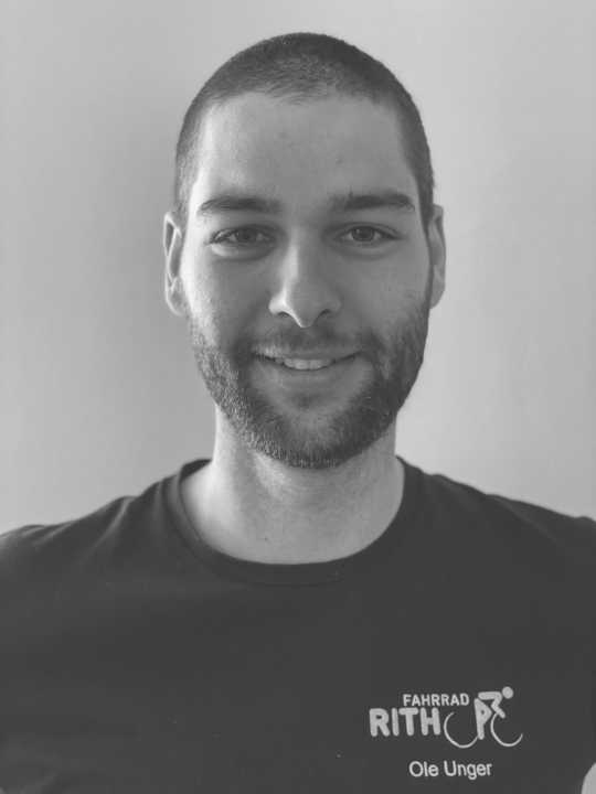   Ole Unger, Werkstattleiter Fahrrad Rith, Stromberg: „Systemintegration ist die Zukunft! Ich will ein cleanes Bike auf dem Trail, ohne dass mich Kabel in meinem Sichtfeld nerven. Der Nachteil: oft mehr Aufwand beim Schrauben. In Zukunft werden fast alle Bikes mit mehr oder weniger integrierten Bauteilen ausgestattet sein. Davon bin ich überzeugt.“