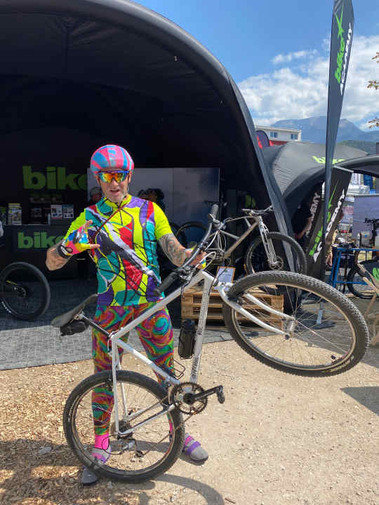   Im traditionellen Outfit mit 90er-Jahre-MTB geht's für Henri Lesewitz am Vortag des BIKE-Marathons auf die Tremalzo-Legenden-Tour. 