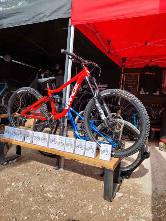 FRED is the name of the brand new downhill bike from Vpace, which was presented to the public for the first time at the festival. The bike with a 63-degree head angle, a jumping rear triangle and up to 180 millimetres of suspension travel has been redesigned from the ground up. The small FRED265 fits from size 145 cm and was designed as a mini-mullet with 27.5 inches at the front and 26 inches at the rear. The FRED275 comes with 27.5-inch wheels at the front and rear. Prices start from 2799 euros.