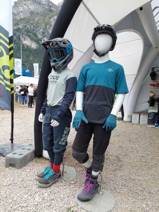 The Swiss clothing brand is fully focussed on the next generation and is expanding its clothing line extensively. In addition to trail and downhill suits, there are also matching helmets for the little shredders.