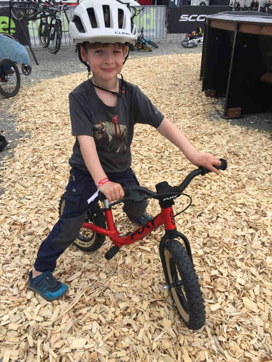   Robin (bald 5) aus Darmstadt rockt den Festival-Pumptrack mitten auf dem Messegelände. Auf dem Fahrrad saß er "schon mit Viertel vor drei", sagt seine Oma stolz. Medaillen hängen bereits in seinem Kinderzimmer. Morgen soll eine neue dazu kommen, denn Robin versucht sich zum ersten Mal beim Downhill-Rennen. Der VPace Kids Cup mit zwei kurzen Abfahrten für Kinder ab 5 Jahren startet am Samstag um 10:15 Uhr.