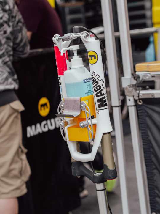   Upcycling? Downcycling? Was auch immer. Diese altgediente Magura-Gabel erhielt auf jeden Fall im Zuge eines Recyclings eine neue Funktion als Desinfektionsspender. Per Bremshebel, der an einem Lenker am Boden befestigt war (im Bild nicht zu sehen), wurde die Gabel komprimiert und der Druckkopf des Spenders betätigt. Klasse Idee, wie wir finden.