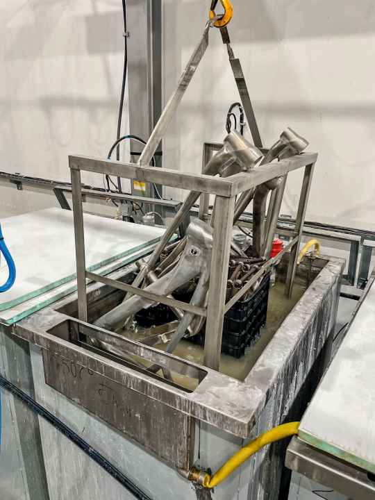 We don't know whether this is wellness for a mountain bike frame. But after hardening, the frame is cleaned in six different baths. And because we don't just want our Special Fanes version to gleam with bare aluminium, Alutech has also come up with a custom paint finish. | t.