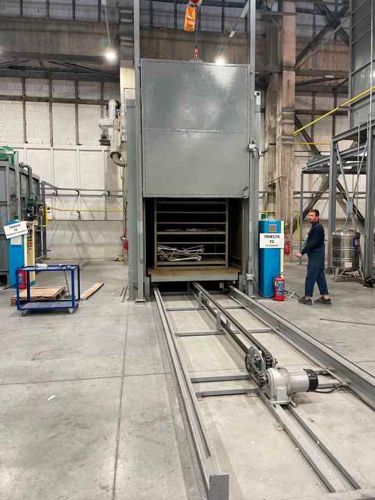 In the next steps, our frame - like all frames from Alutech production - has to undergo various further procedures. Before the frame is ready for use, it has to be cured. This takes place in a complex process that Alutech has carried out by a partner company in Bulgaria. | t.