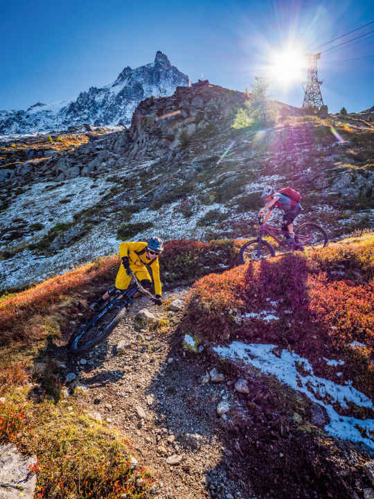 Die Aiguille du Midi bohrt sich als Felsnadel hinter uns in den blauen Himmel. Hier wurde oft Alpingeschichte geschrieben voller Triumph und Desaster. Ludo und Jez kurven über den  Geister-Trail. Der Einsatz ist hoch, will man in den Bergen Chamonix spielen.