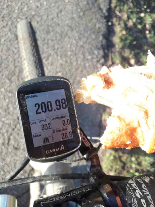Ein Croissant in der Hand und alle Daten im Blick: Bei einer 305 Kilometer langen Tagestour nach Frankreich war der Garmin Edge 130 Plus die einzige Navigationshilfe.