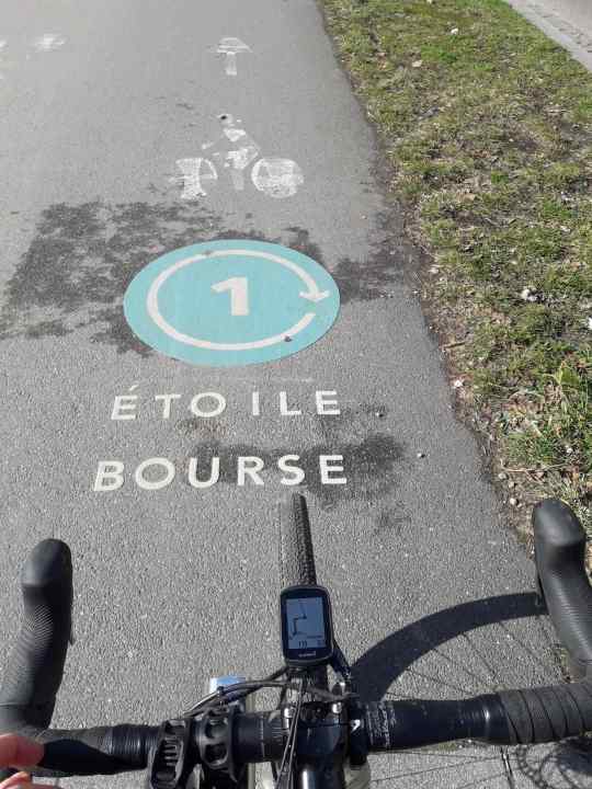During the gravel bike tour, the navigation of the Garmin Edge 130 Plus is not bothered by crossing a national border.