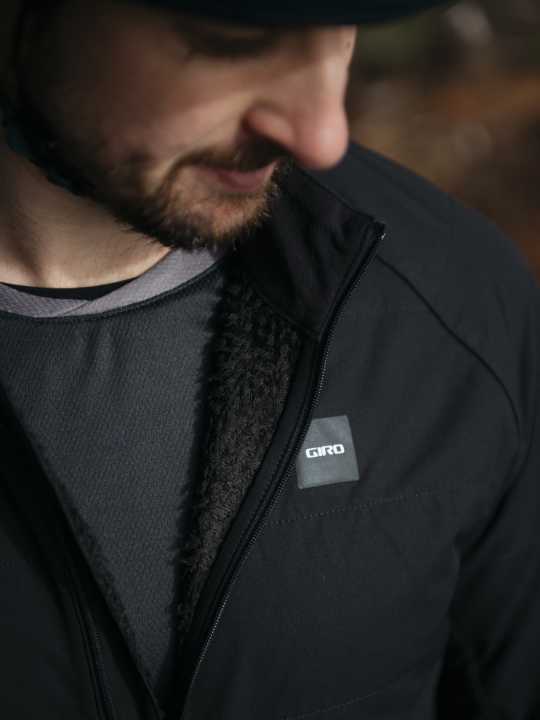The Cascade Insulated jacket from Giro is made from at least 50 % recycled plastic and has strategically placed wind deflectors.
