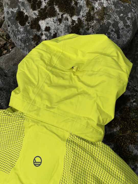 Die Kapuze lässt sich gut raffen mit dem Gummizug. Der Helm passt unter die Haube.