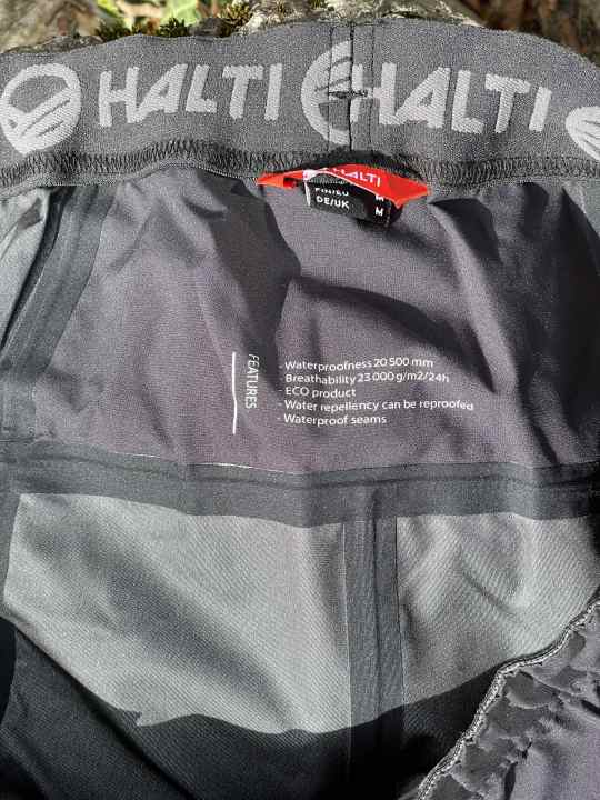 Zur Sicherheit schreiben die Finnen noch mal alles auf, was die Regenhose kann.