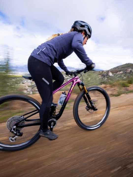 The third generation of the Pique model dispenses with the typical Liv curvy frame tubes. The fully (120/115 mm) is also great fun on the climbs.