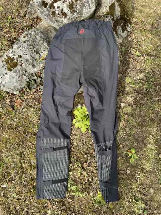 The main selling points of the Halti Liike rain trousers: large, reinforced seat area and easily adjustable leg cuffs with reflective print.