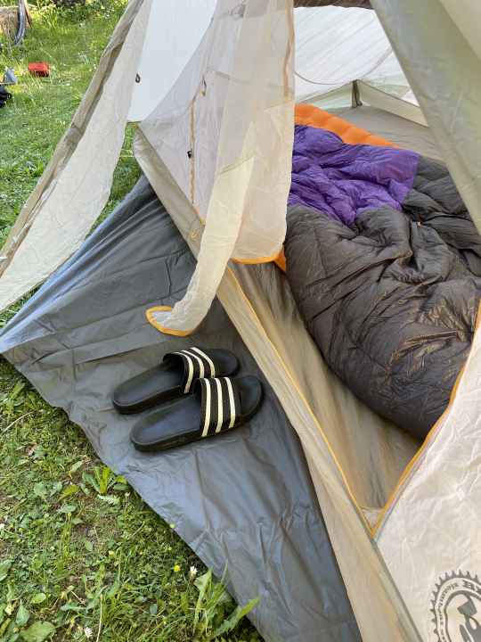 Cosy, isn't it? The vestibule - there is a second one on the other side - offers plenty of space.