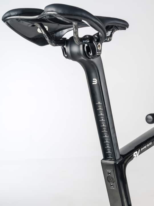 Avec une charge d'essai de 80 kilogrammes, la tige en carbone offre un débattement de 10 millimètres. Le SV atteint ainsi la valeur des vélos de marathon adaptés aux longues distances.