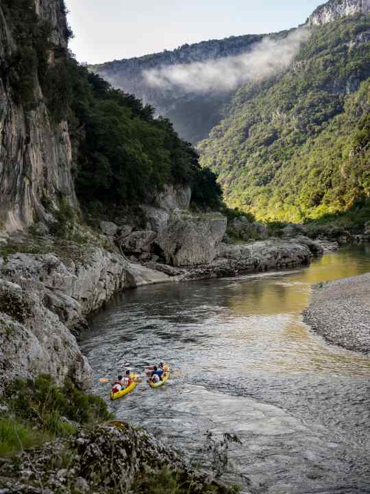In summer, the rapids in the Ardèche are easy to master.