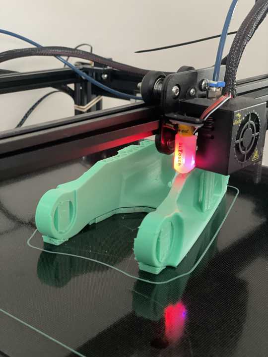 Auf dem Weg zum Serienmodell hat Detrail beim Umlenker mit Rapid Prototying experimentiert. Hier wird gezeigt, wie ein solcher Prototyp im 3D-Druck entsteht.