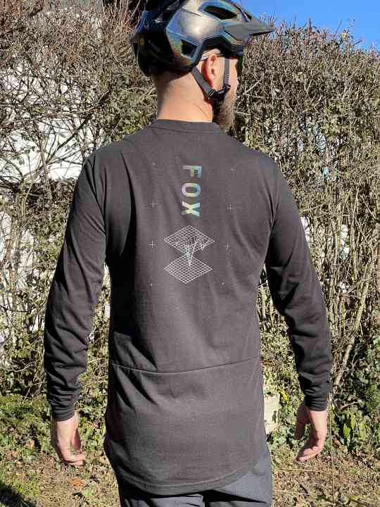 Cooler Druck am Rücken und ebenfalls schön warm, aber nicht schwitzig das Longsleeve.