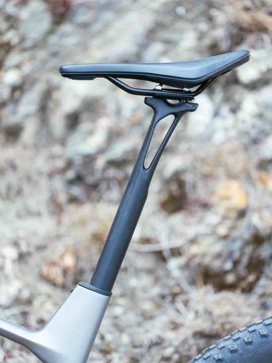 The Berria Tibia seatpost is modelled on the human leg bones and is designed to increase riding comfort. We couldn't feel the advantage of the barely retractable seatpost on the Fully.