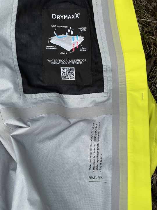 Alle Features der Halti-Regenjacke auf einen Blick.