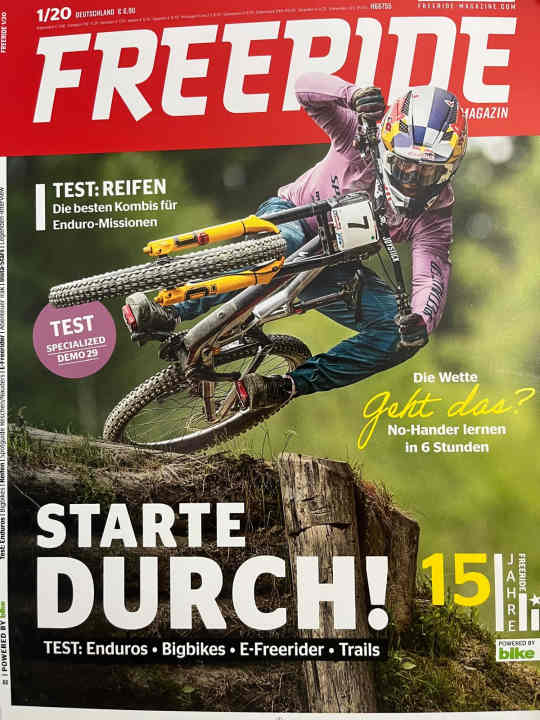 Der legendäre Hip-Jump auf der DH-Strecke.
