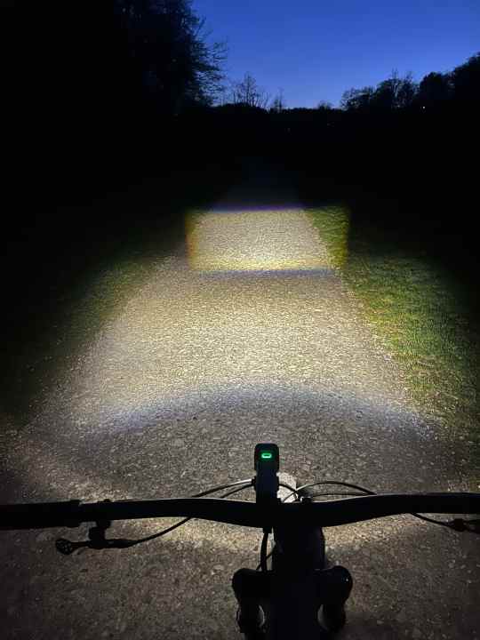 Radiance: The Knog has three light modes. Maximum 700 lumens. This makes trail rides easily possible. Here in economy mode.