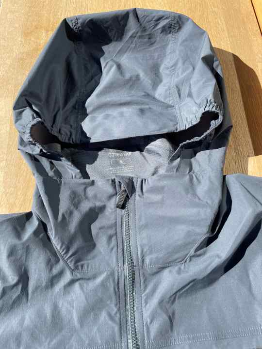 Die Kapuze ist zu klein für einen Helm - zu groß für den Kopf allein.