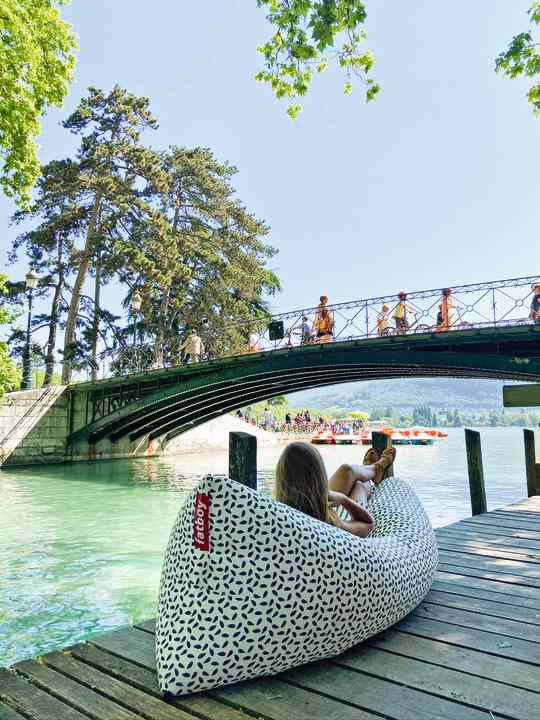 Ruhepolster: der Fatboy ist im Nu mit Luft befüllt und ebenso schnell auch wieder handlich verpackt.