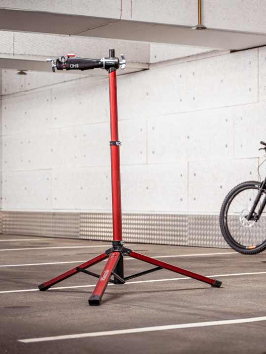 45,5 Kilo Traglast, kompakte Bauweise und clevere Bedienung. Der Feedback Sports Pro Mechanic HD ist einer der besten Montagestnder am Markt.