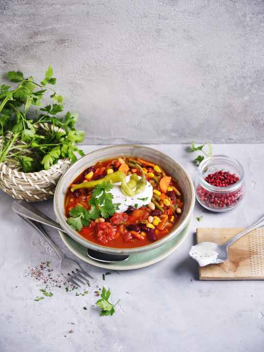 Vegetarisches Chili sin Carne wärmt nach einer kalten Trainingsfahrt von innen und liefert dank Bohnen viele pflanzliche Proteine.