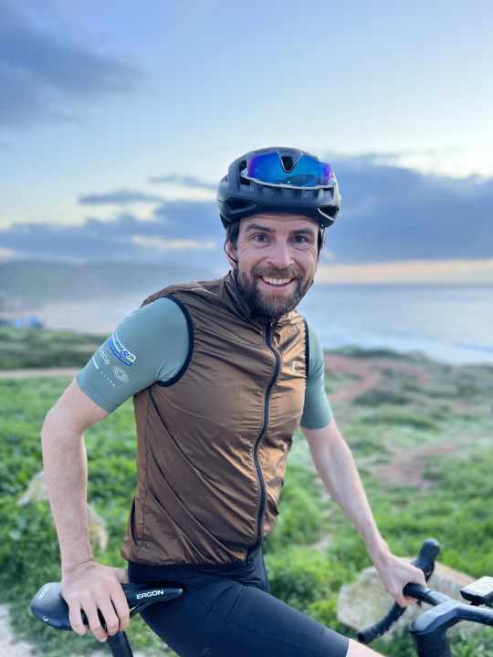 Ungewöhnlich wenig Bart für Jonas Deichmann. Aber noch trainiert er auch für die Triathlon-Challenge im Mai in Roth.