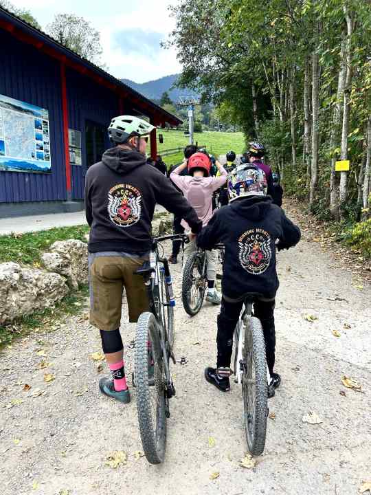 Junior loves bike park shredding, so dad has to come along. Here, tester Henri Lesewitz stands with his son at the lift in the bike park on the Samerberg.
