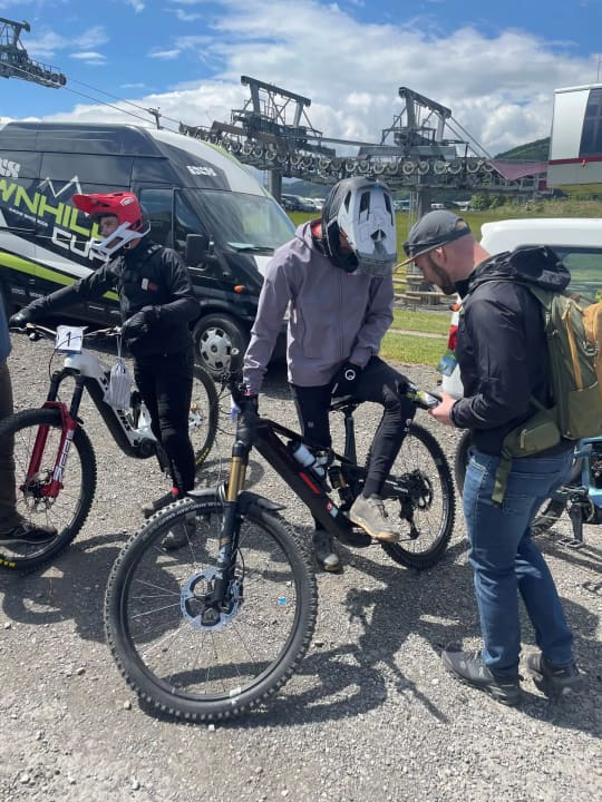 BIKE-Redakteur Adrian Kaether inspiziert vor dem Start noch kurz das Bike von Torben Drach.