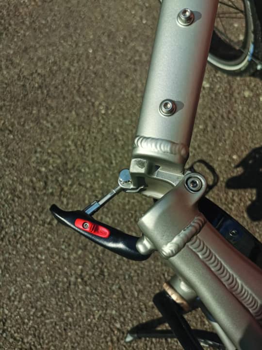 Bei Tern werden die Faltscharniere per Spannhebel geschlossen. Das geht schnell, sicher und mit noch weniger Kraft als beim Brompton.